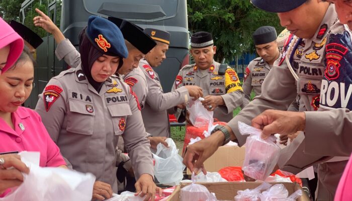 Peduli Sesama, Detasemen Gegana Polda Sultra dan Bhayangkari Bagikan Ratusan Takjil