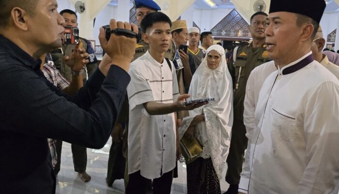 Gubernur ASR Salurkan 150.000 Paket Sembako di Safari Ramadhan Perdana