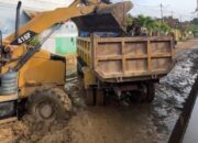 Banjir dan Lumpur Tutupi Akses Jalan di Pondambea, Pemkot Kendari Lakukan Pengerukan
