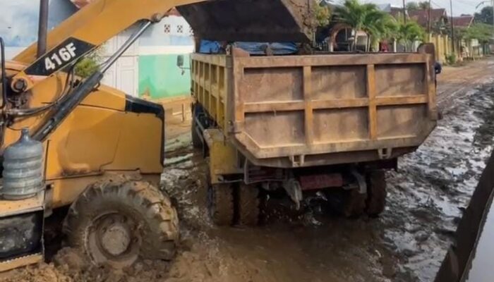 Banjir dan Lumpur Tutupi Akses Jalan di Pondambea, Pemkot Kendari Lakukan Pengerukan