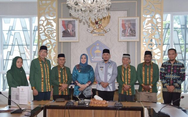 Wali Kota dan Wakil Wali Kota Kendari Tunaikan Zakat Fitrah Melalui Baznas