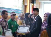 Dorong Ekonomi Kreatif, Bupati Konsel Serahkan Bantuan Produksi kepada Kelompok Kriya Lokal