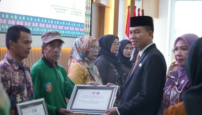 Dorong Ekonomi Kreatif, Bupati Konsel Serahkan Bantuan Produksi kepada Kelompok Kriya Lokal
