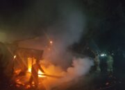 Satu Unit Kios di Mandonga Terbakar Saat Menjelang Subuh, Damkar Kendari Cegah Api Meluas