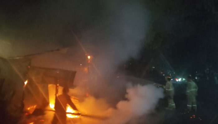 Satu Unit Kios di Mandonga Terbakar Saat Menjelang Subuh, Damkar Kendari Cegah Api Meluas
