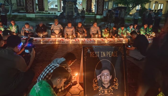Solidaritas Ojol Kendari, Gelar Aksi Damai Hingga Bakar Lilin Untuk Mendoakan Almarhum Affan Didepan Polda Sultra