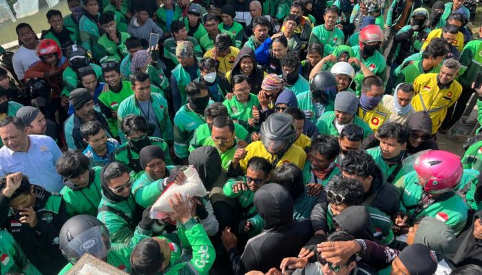 Dukung Peran Transportasi Daring, Kadin Sultra Salurkan 400 Karung Beras untuk Ojol Kendari