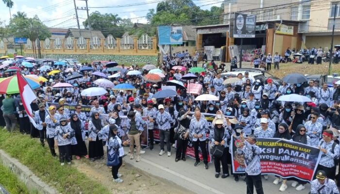 Ribuan Guru yang Tergabung Dalam PGRI Padati PT Sultra, Tuntut Keadilan atas Vonis 5 Tahun Guru Mansur