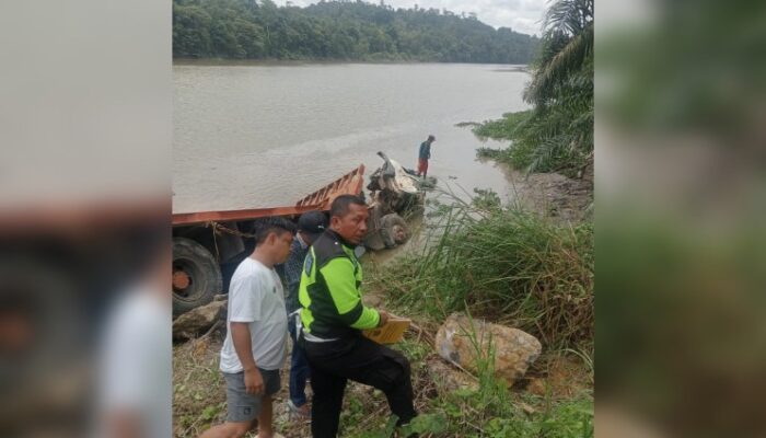 Rem Blong di Turunan Besu, Truk Tronton Bermuatan Alat Berat Terjun ke Sungai