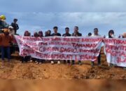 Lahan Diserobot dan Tanaman Dirusak, Ratusan Warga Kolut Segel Paksa Tambang PT Kasmar Tiar Raya