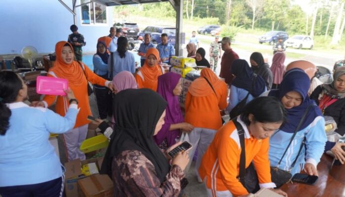 Ringankan Beban Warga, Pia Ardhya Garini dan Yasarini Lanud Haluoleo Gelar Bazar Sembako Murah