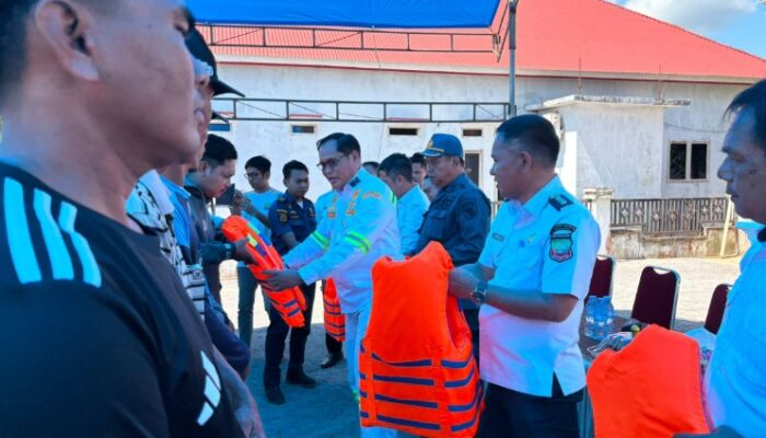 Upaya Tekan Risiko Kecelakaan Laut, KUPP Molawe Bagikan Life Jacket Gratis dan Dorong Kepemilikan E-Pas Kecil Nelayan Konut
